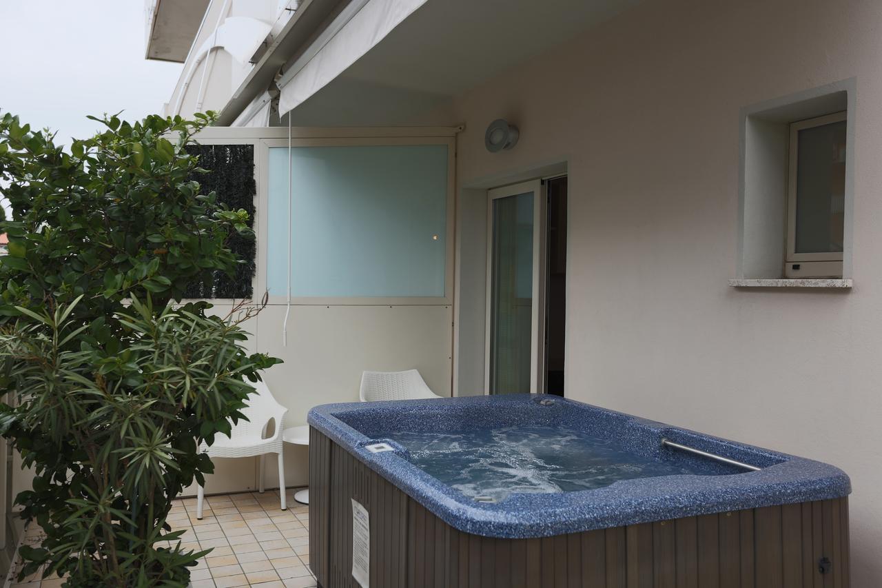 קרביה Hotel Caribia Pinarella מראה חיצוני תמונה