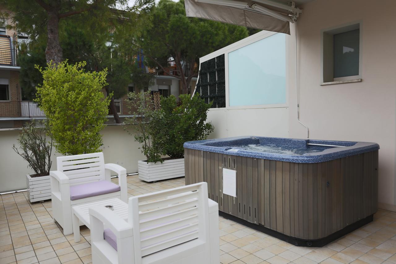 קרביה Hotel Caribia Pinarella מראה חיצוני תמונה