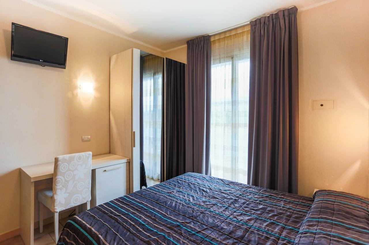 קרביה Hotel Caribia Pinarella מראה חיצוני תמונה